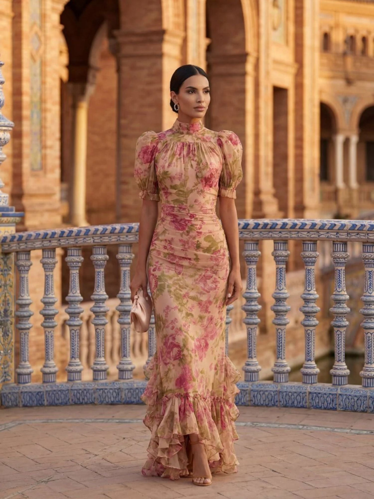 Robe longue rose à imprimé de roses vintage, col montant et manches bouffantes froncées.