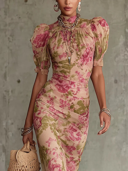 Robe longue rose à fleurs vintage, manches bouffantes froncées, taille ajustée et ourlet volanté.