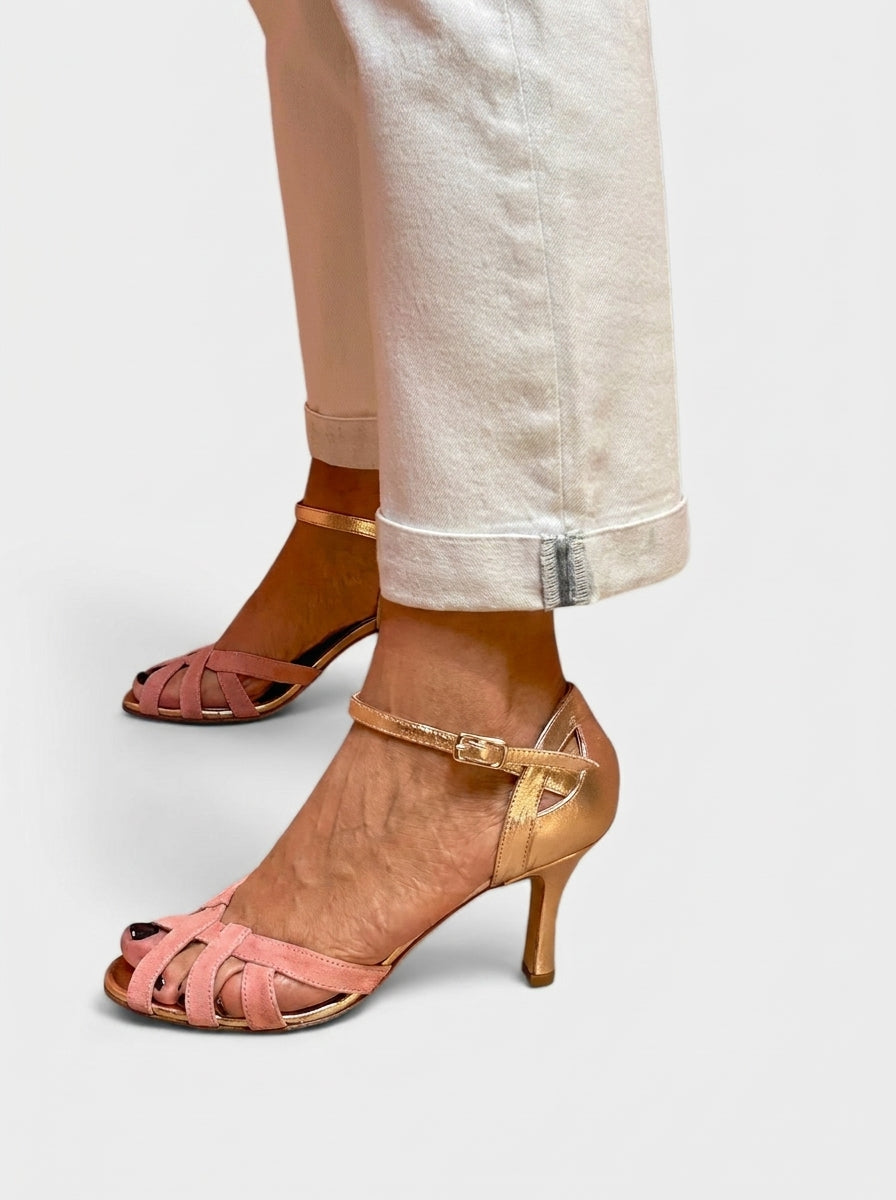 Talons orthopédiques Pink™ rose, sandalettes à bout ouvert et brides croisées.