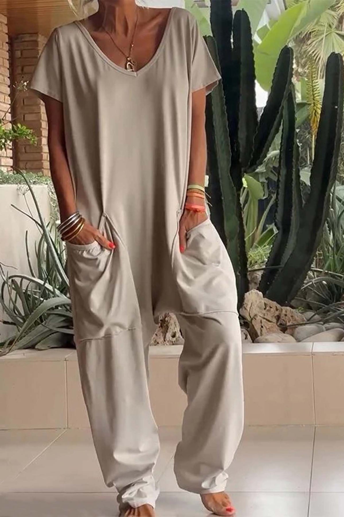 Combinaison décontractée beige clair, encolure V, manches courtes, poches et jambes larges.