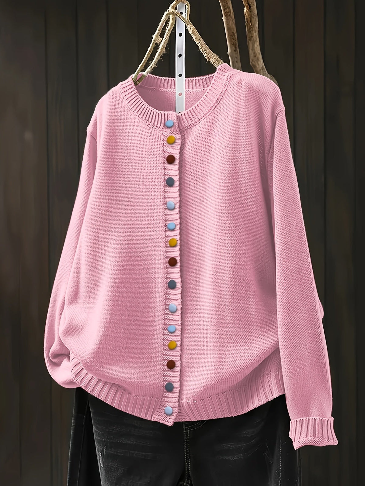 Gilet en maille rose à col rond, boutonnière à boutons colorés et poignets côtelés