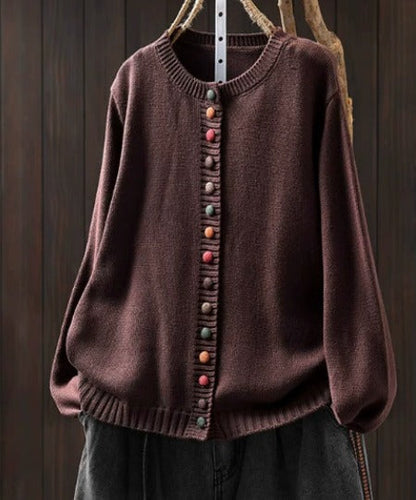 Gilet en maille marron à col rond, rangée de boutons colorés et ourlet côtelé