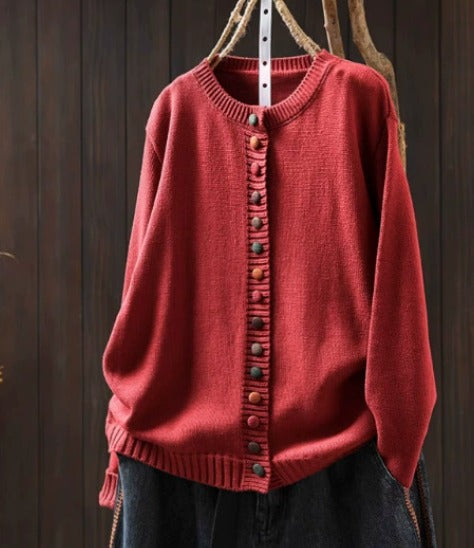 Gilet en maille rouge à col rond, rangée de boutons colorés et bas côtelé