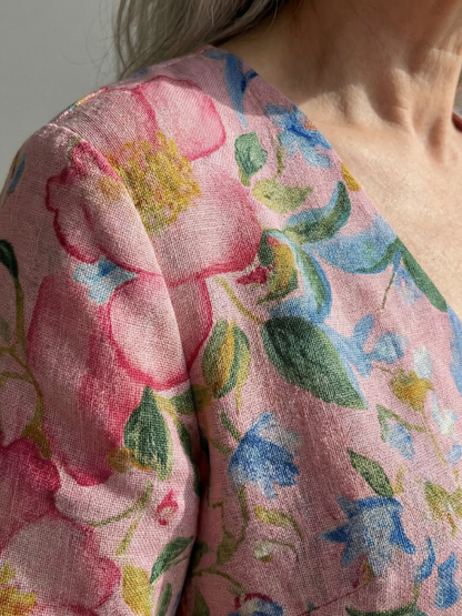 Robe d'été Julien en voile rose clair à fleurs colorées, manches 3/4, gros plan
