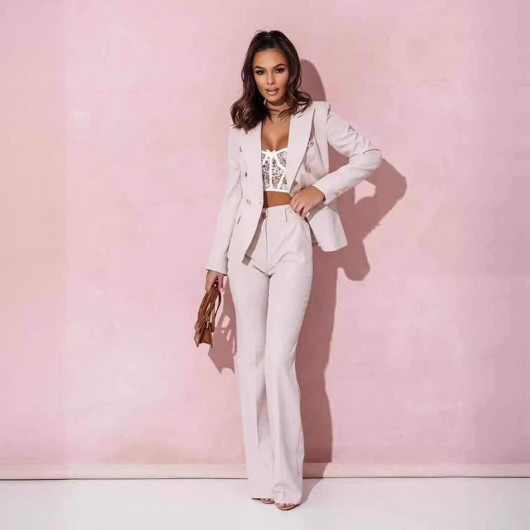 Ensemble tailleur blanc : veste croisée boutonnée et pantalon long assorti