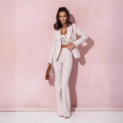 Ensemble tailleur blanc : veste croisée boutonnée et pantalon long assorti