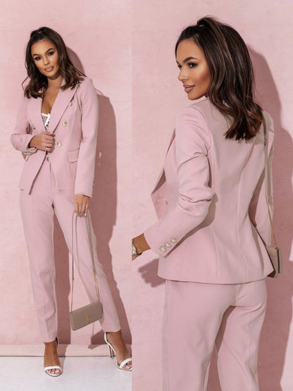 Ensemble tailleur rose pâle : veste croisée boutonnée et pantalon long assorti