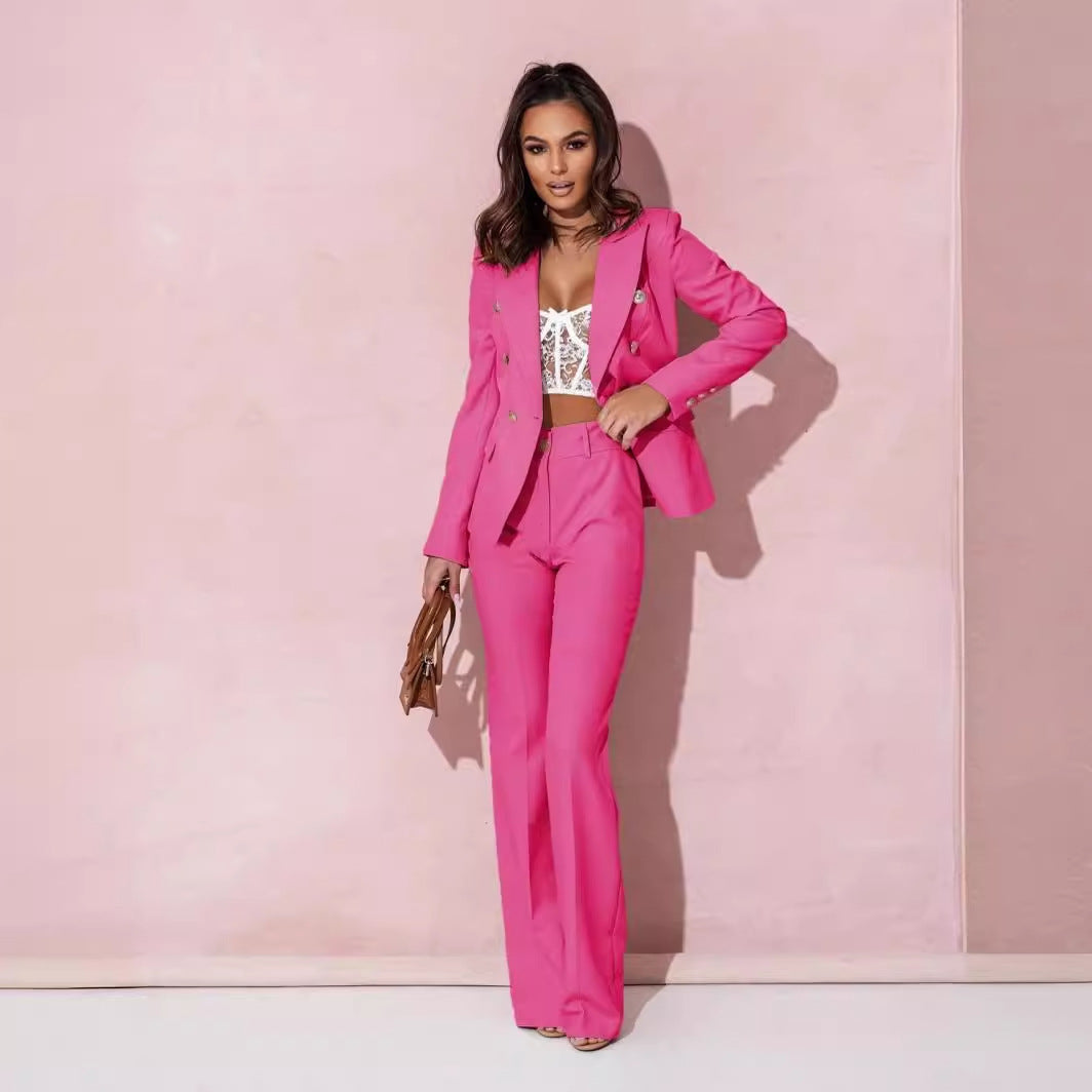 Ensemble tailleur rose vif : veste croisée boutonnée et pantalon long assorti