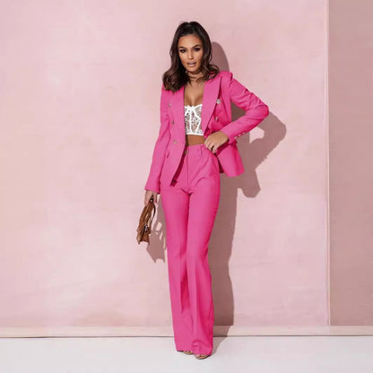 Ensemble tailleur rose vif : veste croisée boutonnée et pantalon long assorti