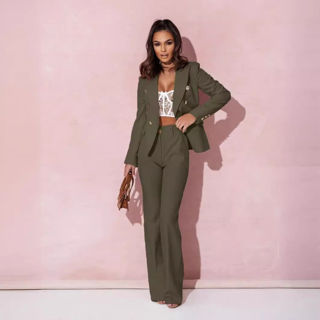 Ensemble tailleur vert armée : veste croisée boutonnée et pantalon long assorti