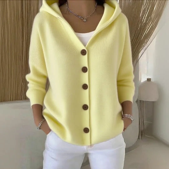 Gilet à capuche jaune, fermeture boutonnée, manches longues, style décontracté.