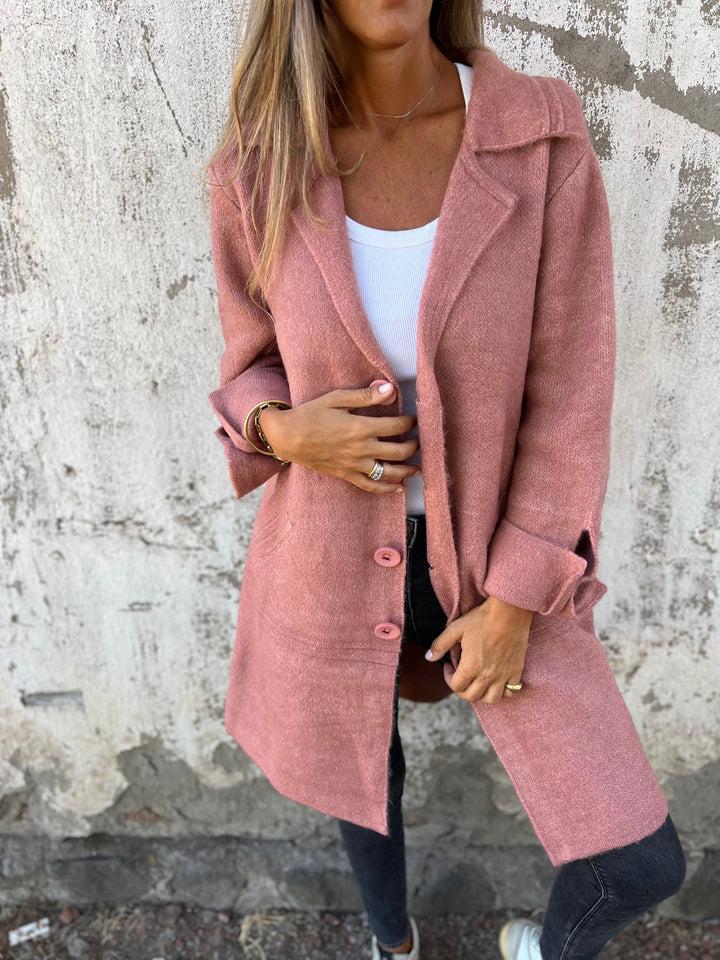 Manteau chic minimaliste rose à col chemise et boutonnage, manches longues