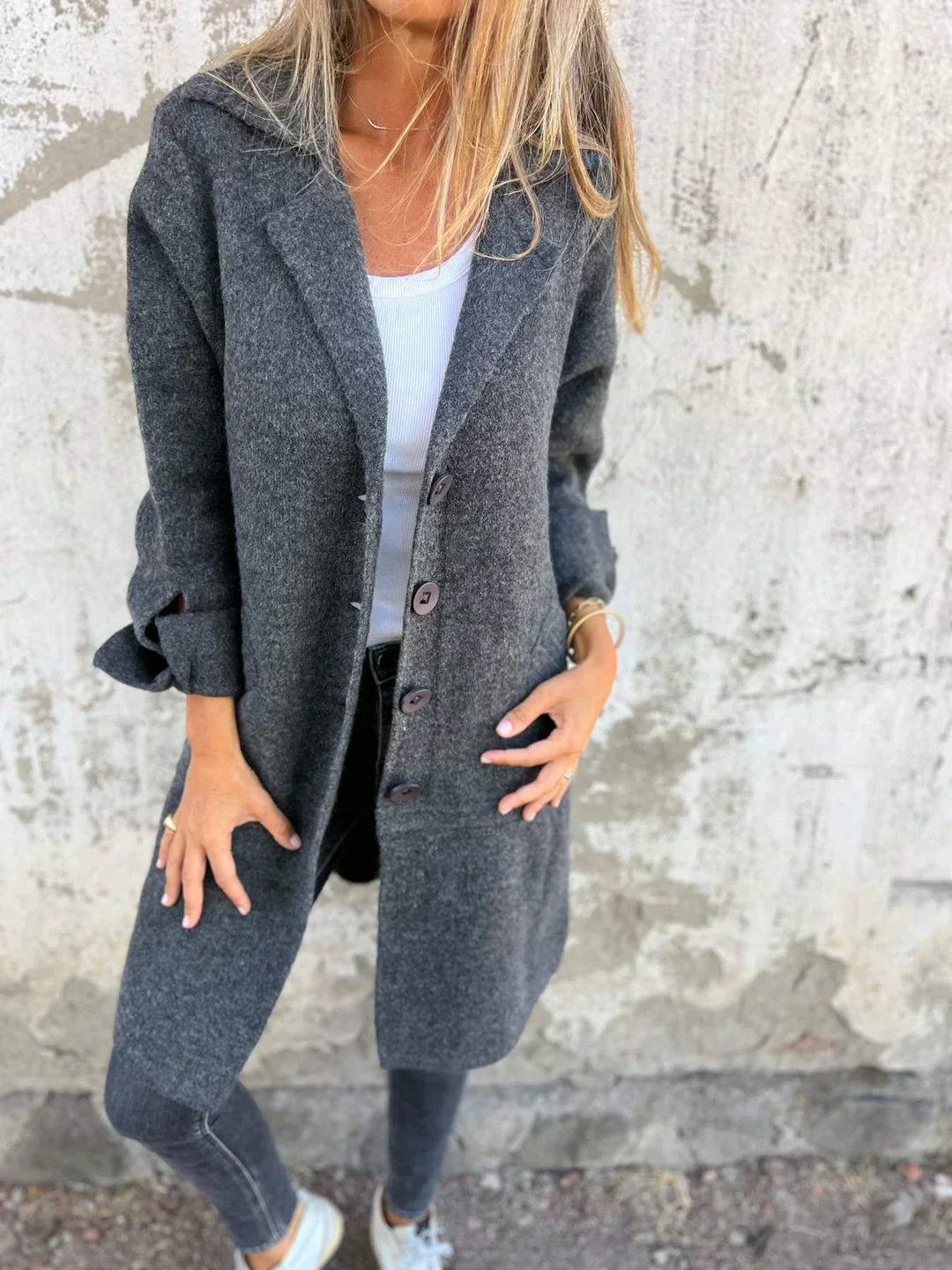 Manteau chic minimaliste gris chiné à revers et boutonnage au centre