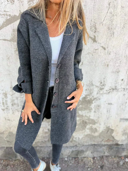 Manteau chic minimaliste gris chiné à revers et boutonnage au centre