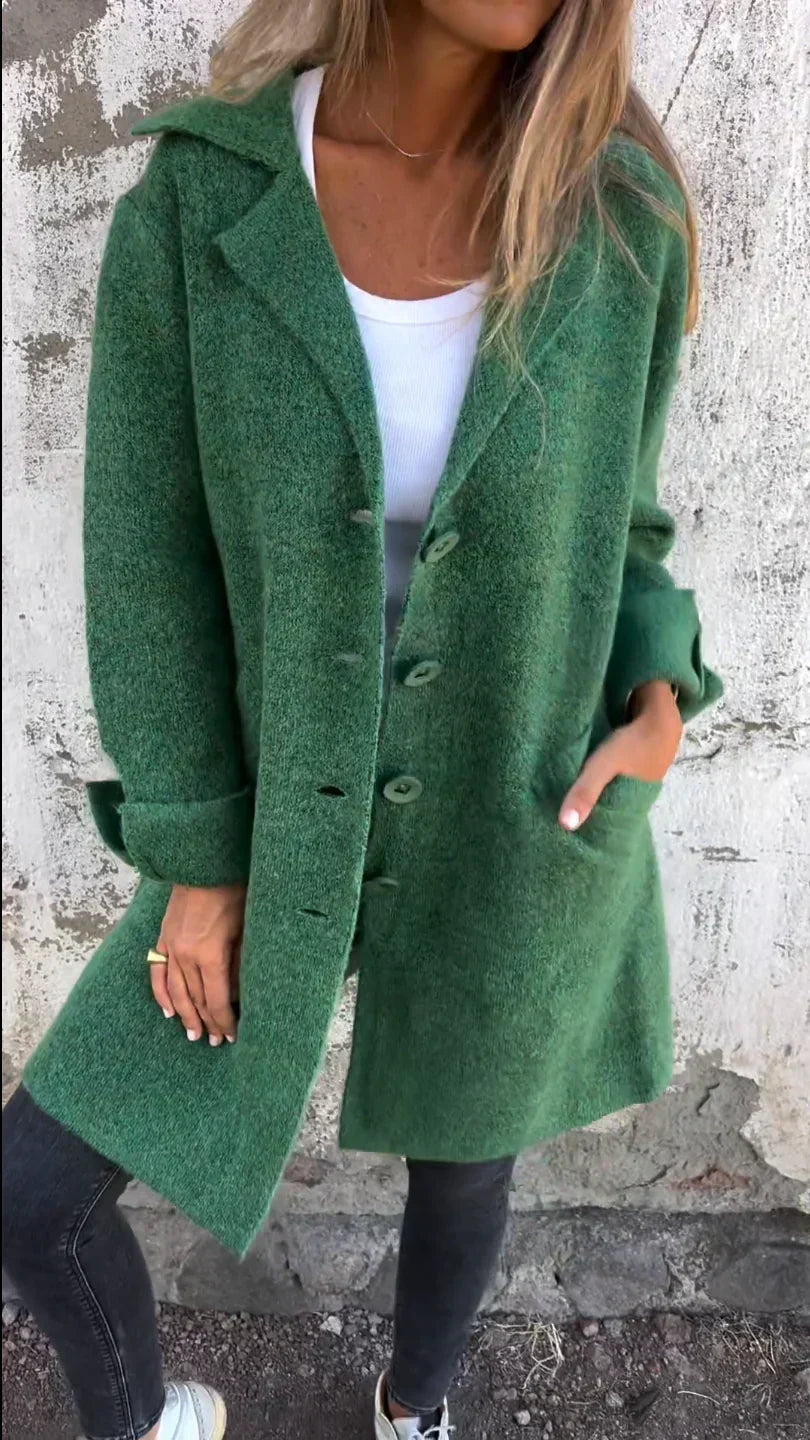 Manteau chic minimaliste vert à col et boutons sur le devant