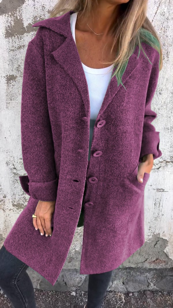 Manteau mi-long violet à col châle, boutonné devant et poches plaquées.