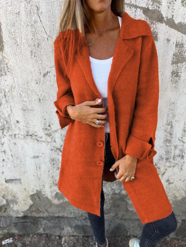 Manteau mi-long orange à col châle, fermeture boutonnée, poches plaquées.