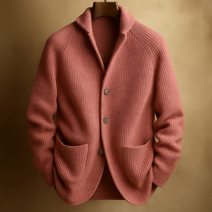 Cardigan homme en laine tricotée rose, col châle, boutons visibles et deux poches plaquées