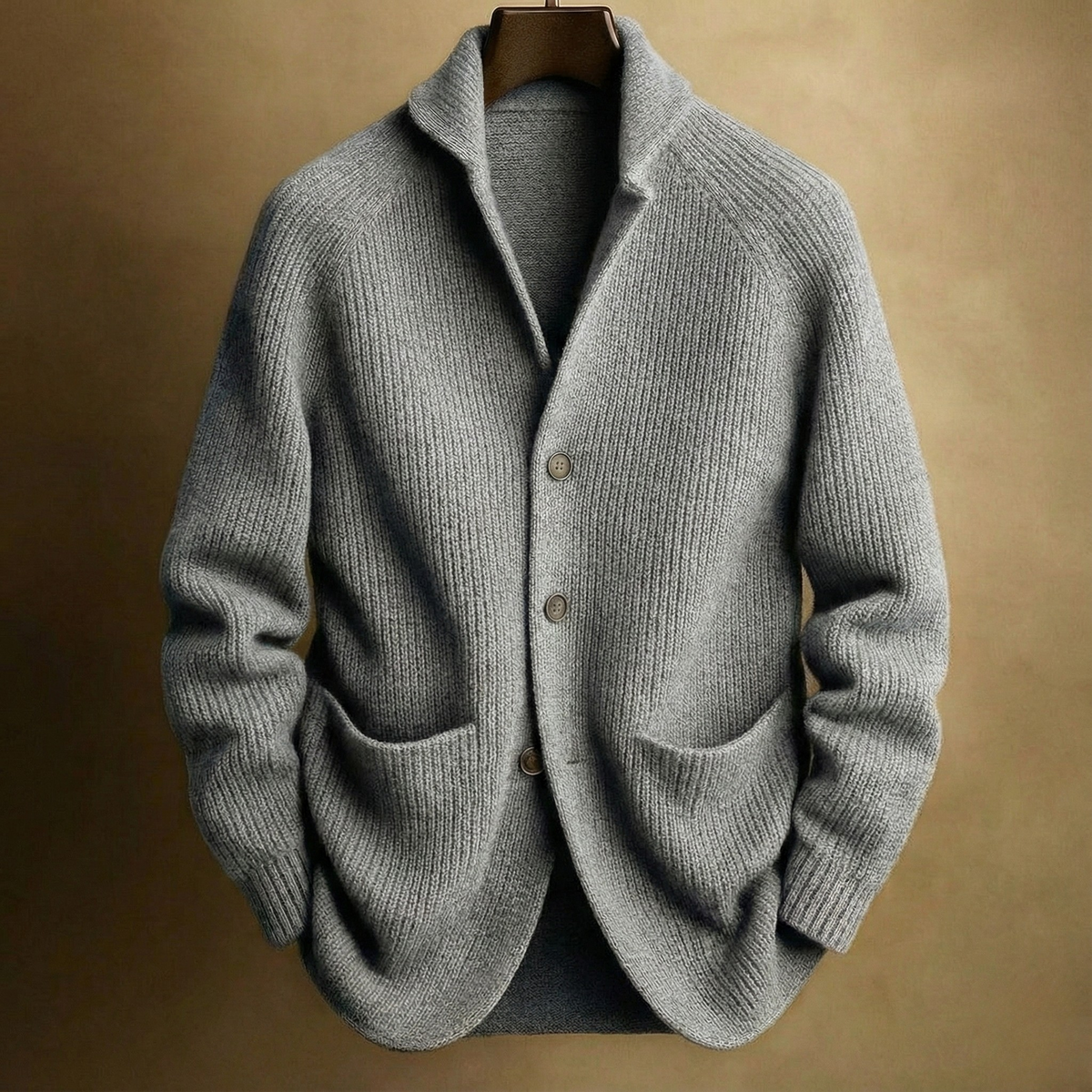 Cardigan homme en laine tricotée gris, col châle, patte boutonnée et deux poches plaquées