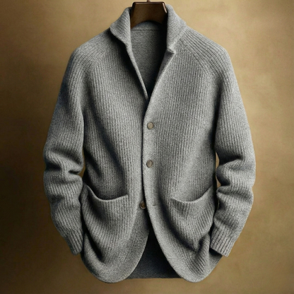 Cardigan homme en laine tricotée gris, col châle, patte boutonnée et deux poches plaquées
