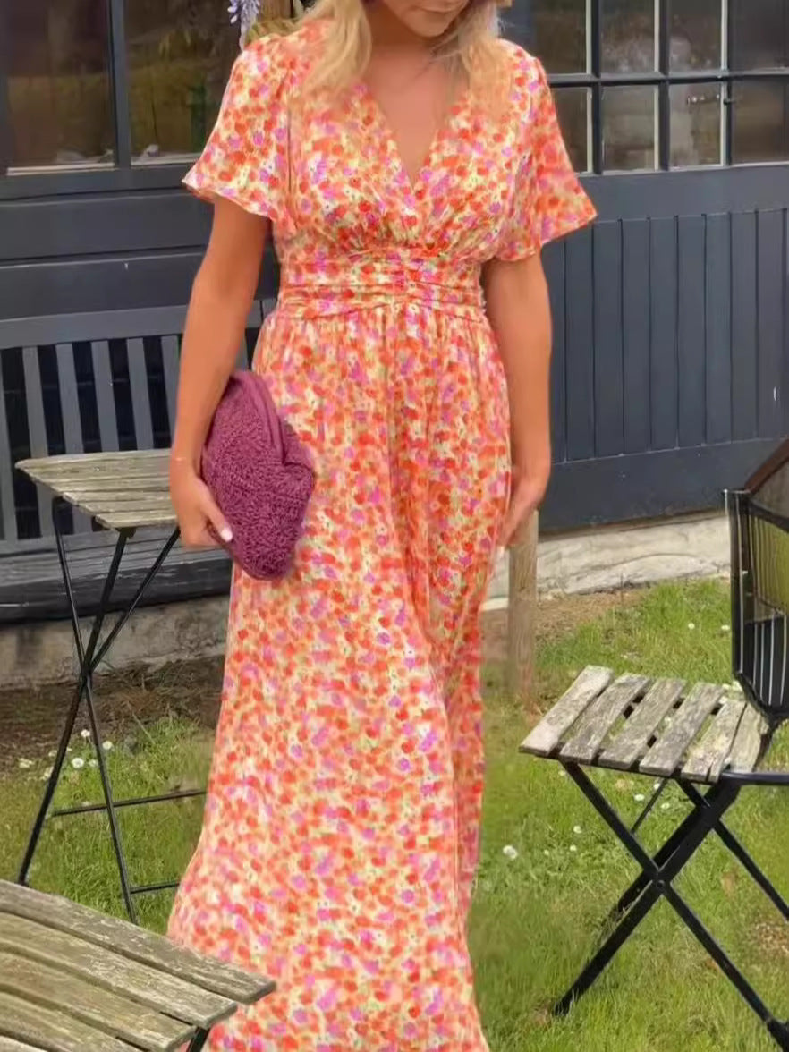 Robe longue fluide fleurie orange, encolure V, manches courtes, taille marquée
