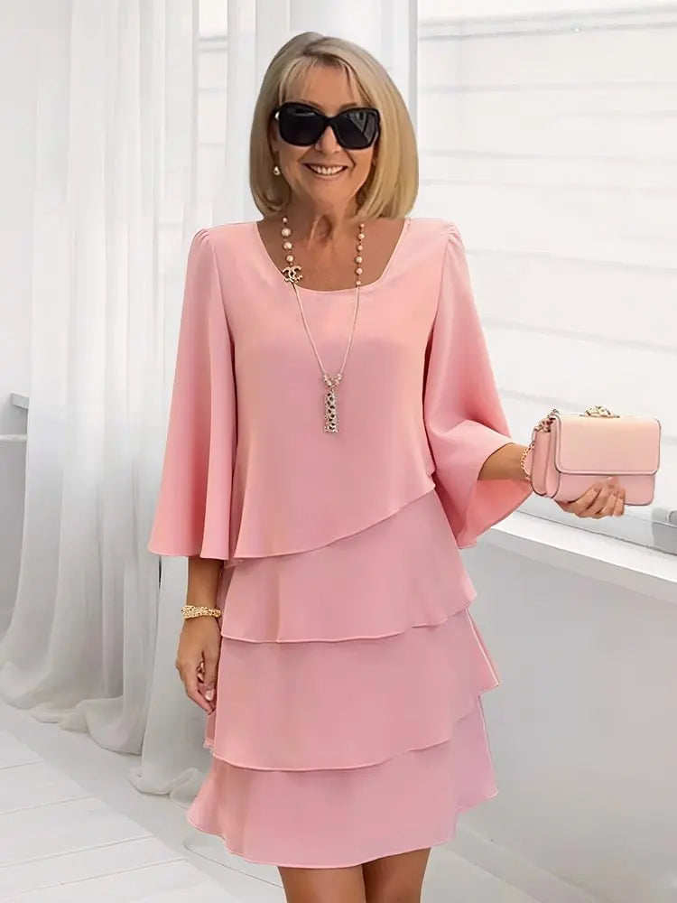 Robe fluide rose à volants superposés, col carré, manches évasées