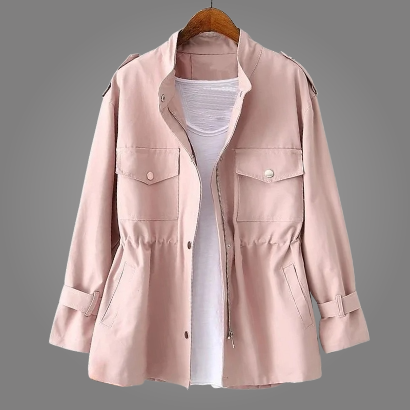 Manteau rose en tissu, poche à rabat, ceinture, boutons métalliques