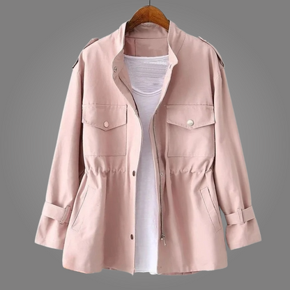 Manteau rose en tissu, poche à rabat, ceinture, boutons métalliques