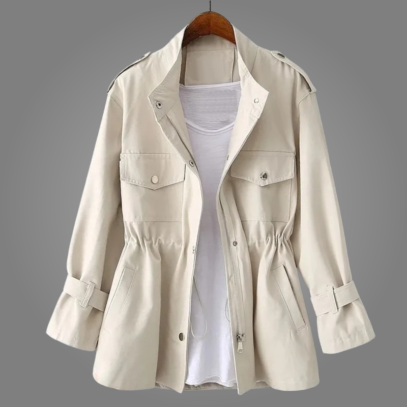Manteau crème, fermeture boutonnée, col montant, poches poitrine, manches à patte