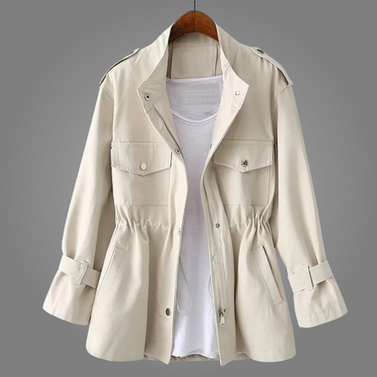 Manteau crème, fermeture boutonnée, col montant, poches poitrine, manches à patte