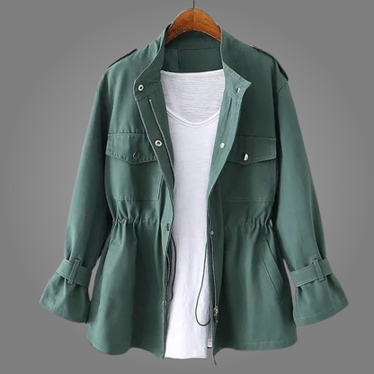 Manteau vert, fermeture boutonnée, col montant, poches plaquées, ceinture