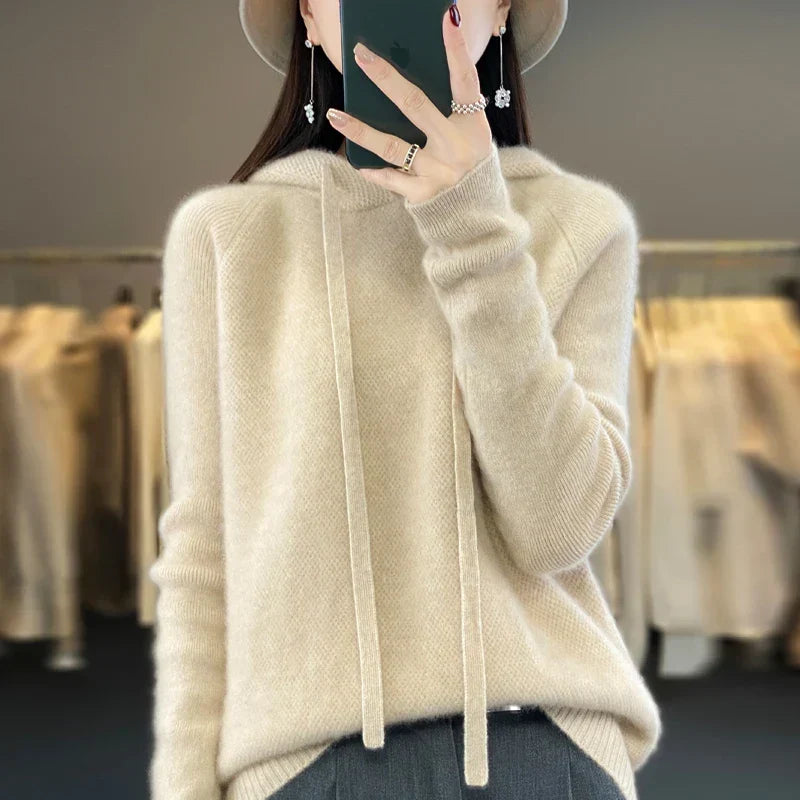 Pull en laine mérinos à capuche beige avec cordon, manches longues