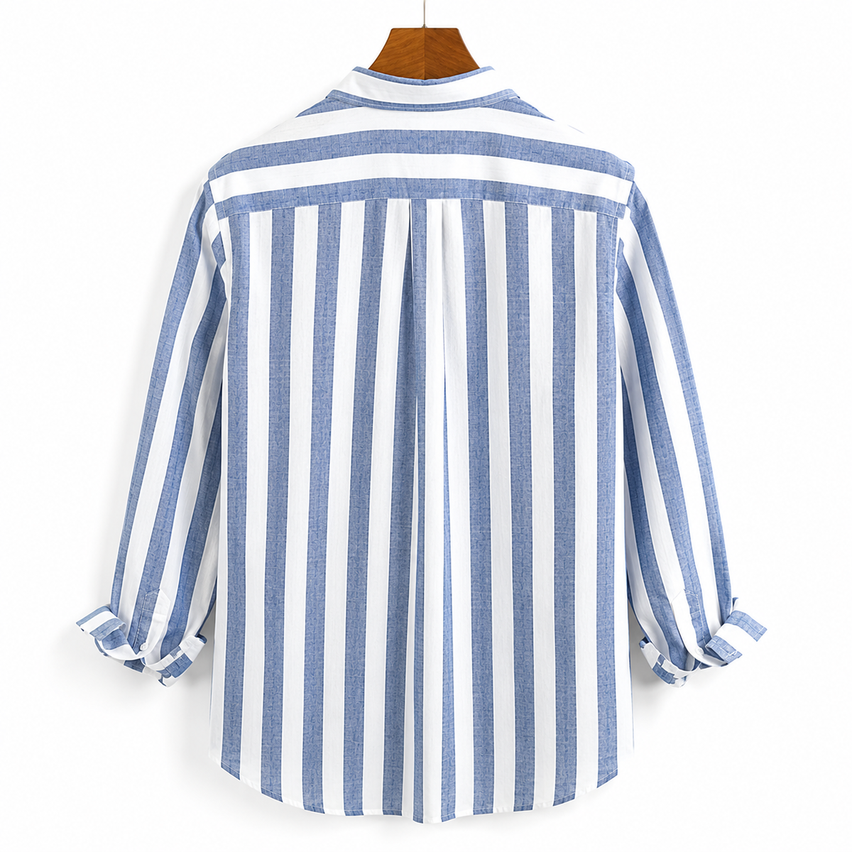 Chemise rayée légère bleu et blanc, dos à rayures verticales, manches retroussées