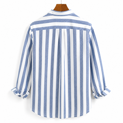 Chemise rayée légère bleu et blanc, dos à rayures verticales, manches retroussées