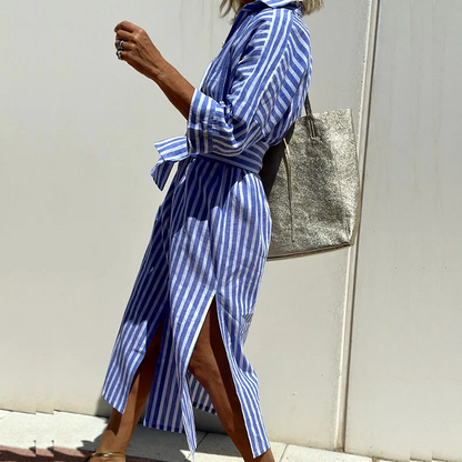 Robe chemise rayée bleue, manches longues retroussées, boutonnée, col chemise, fente