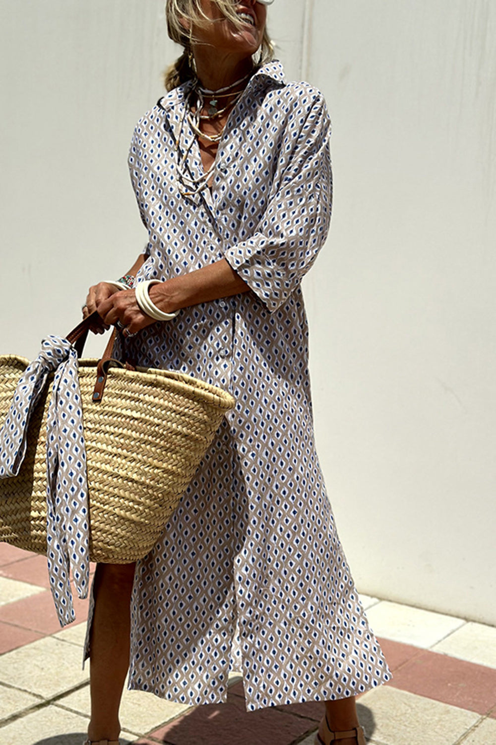 Robe chemise bleu clair et blanc à petits motifs, col boutonné, manches trois-quarts.