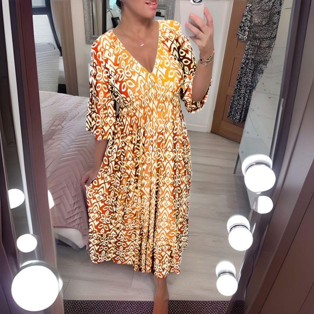 Robe bohème décontractée orange à motif blanc, encolure V, manches évasées, coupe ample.