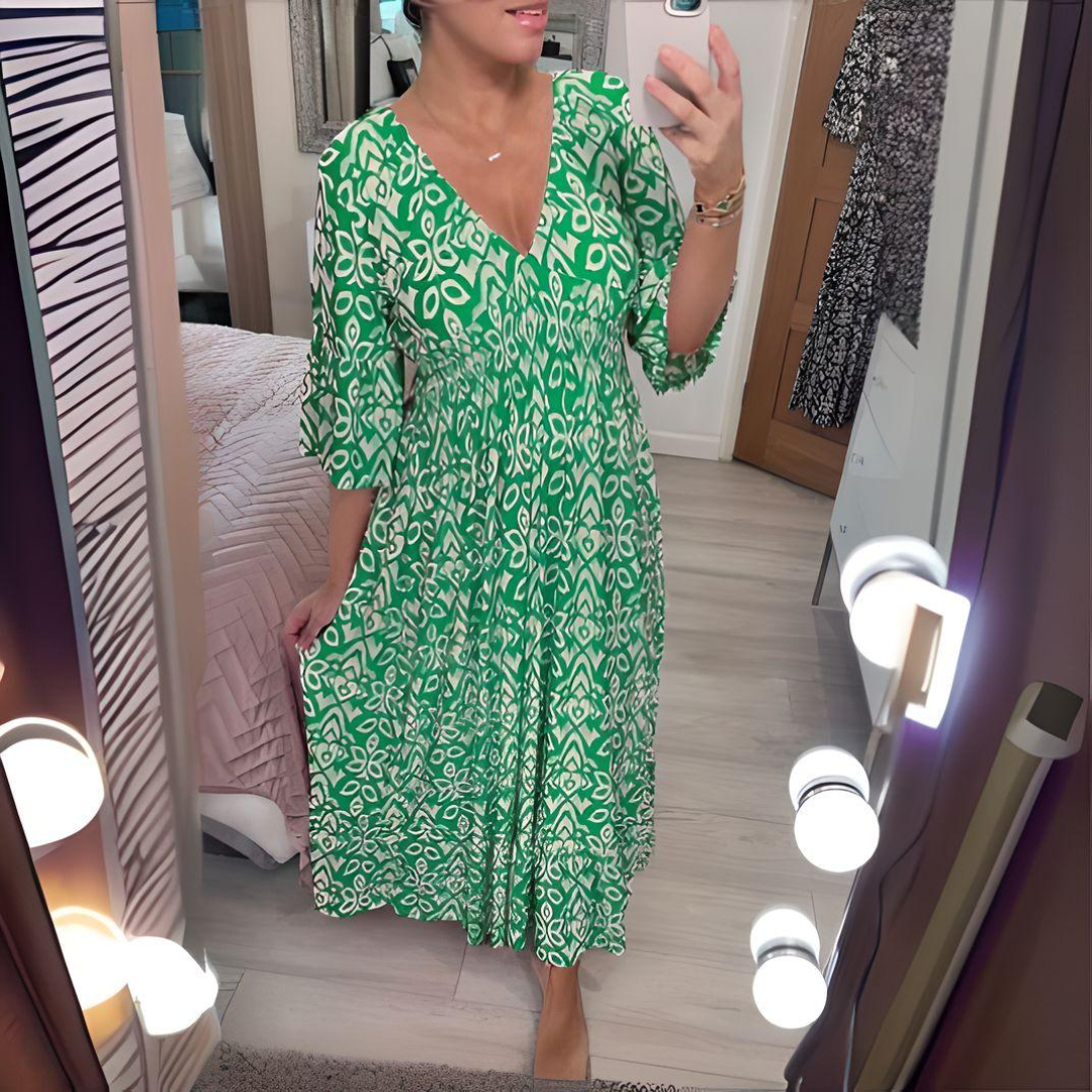 Robe bohème décontractée verte à motif blanc, encolure V, manches évasées, coupe ample.