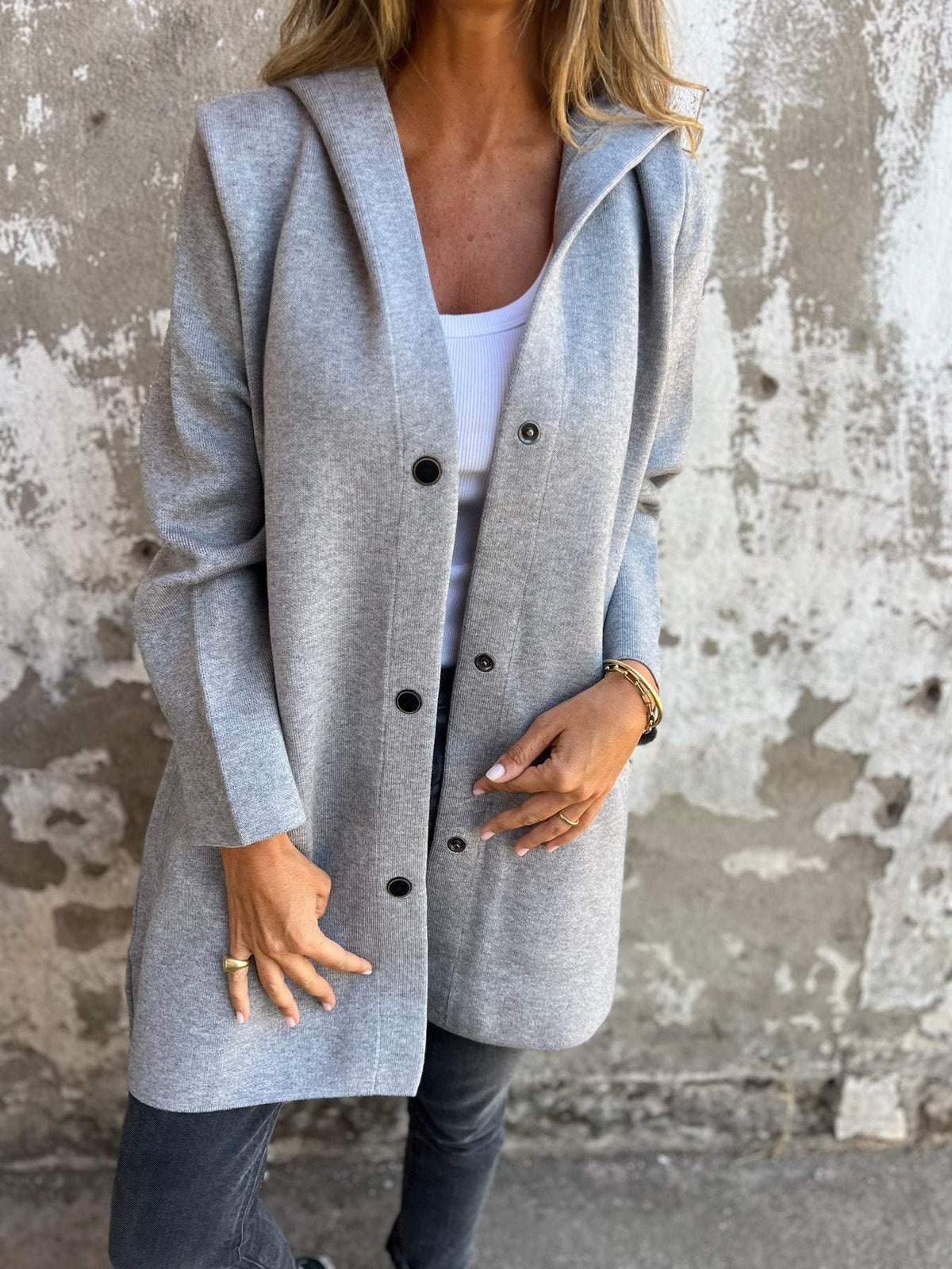 Gilet décontracté à capuche gris, boutonné devant, manches longues, fermeture à boutons.