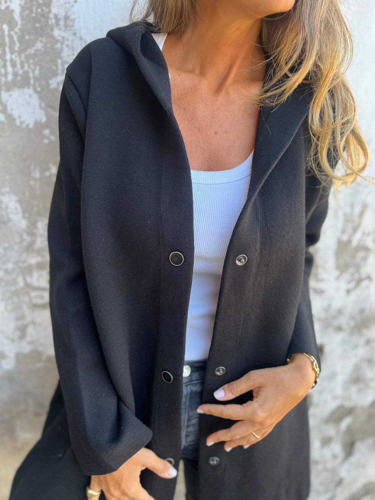 Gilet décontracté à capuche sombre, boutonné devant, manches longues, style ample.