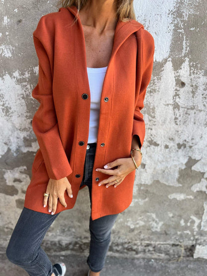 Gilet décontracté à capuche orange, boutonné devant, manches longues, fermeture à boutons.