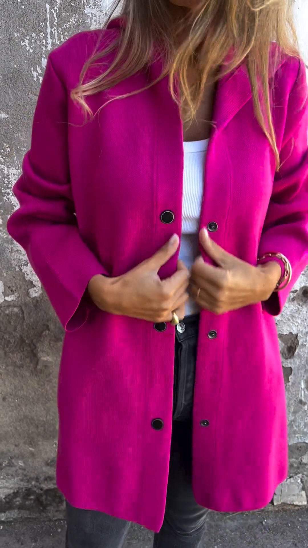 Gilet décontracté à capuche violet fuchsia, boutonné devant, manches longues, style ample.