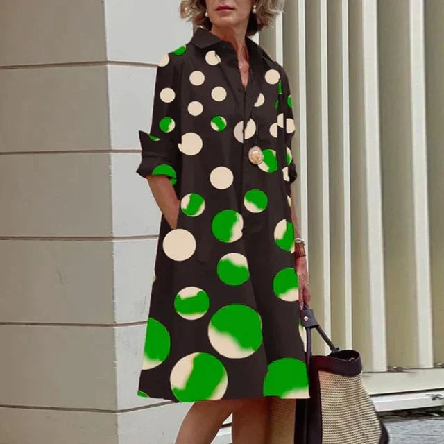 Robe noire mi-longue à gros pois verts et beiges, col chemise boutonné.