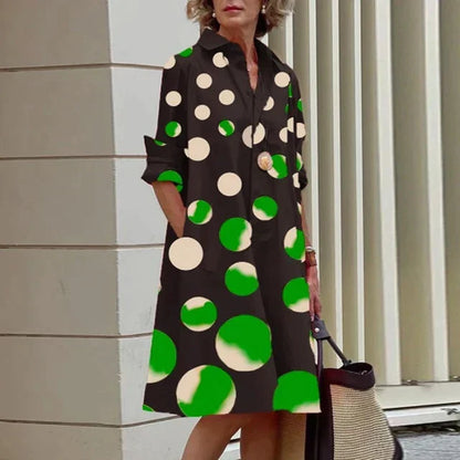 Robe noire mi-longue à gros pois verts et beiges, col chemise boutonné.