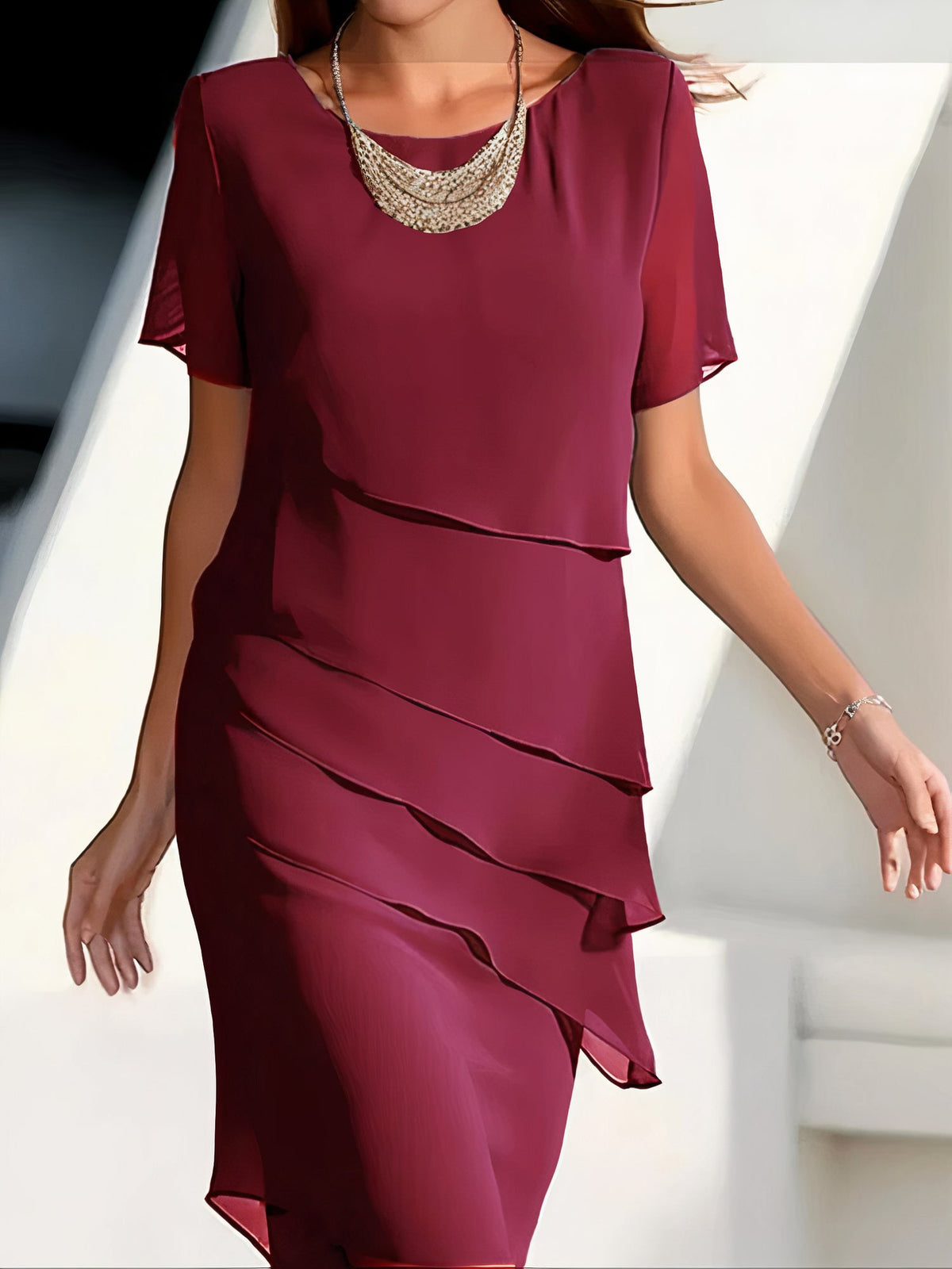 Robe plissée élégante bordeaux, manches courtes, encolure ronde, volant asymétrique
