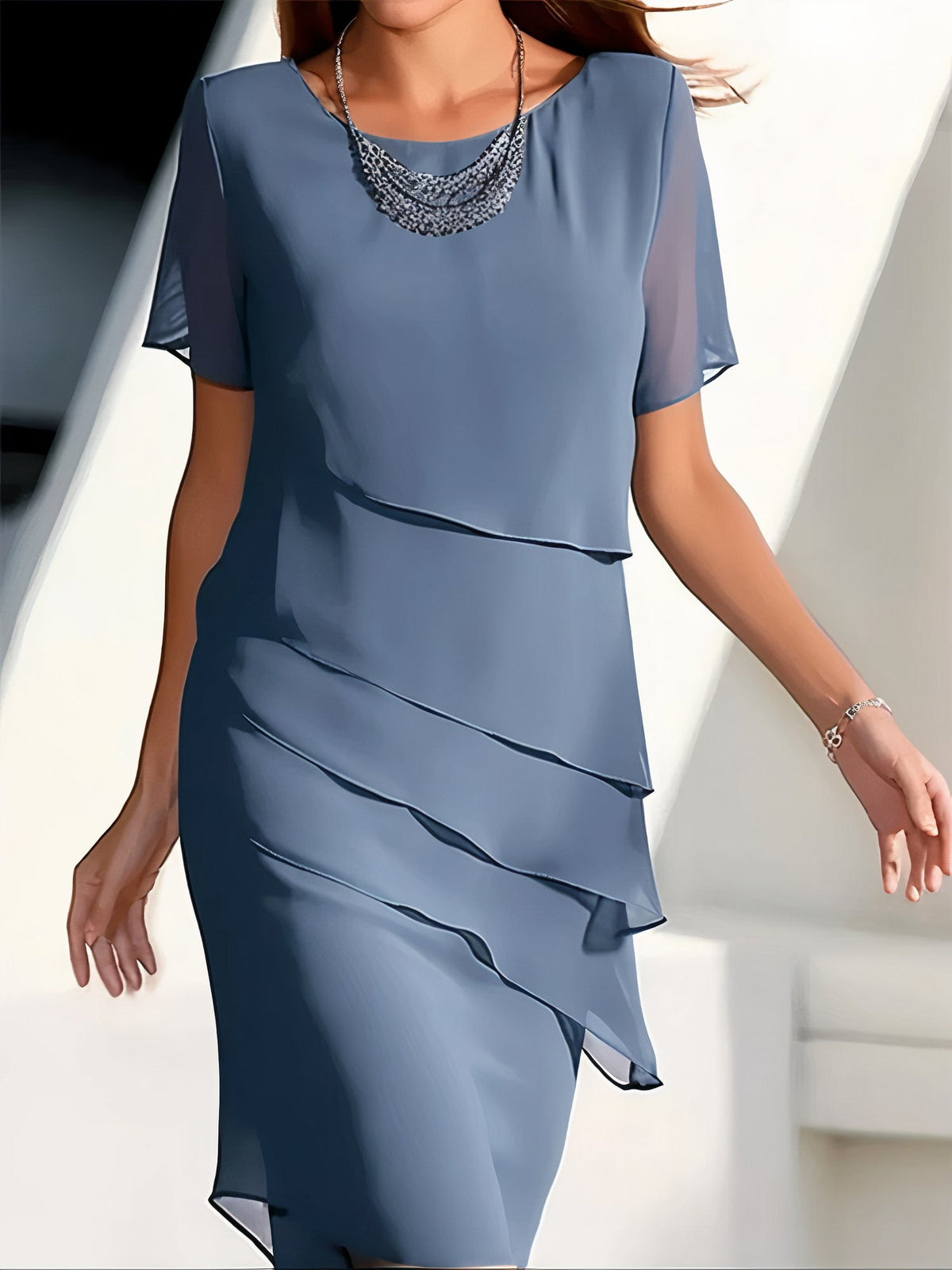 Robe plissée élégante bleue, manches courtes, encolure ronde, volant asymétrique