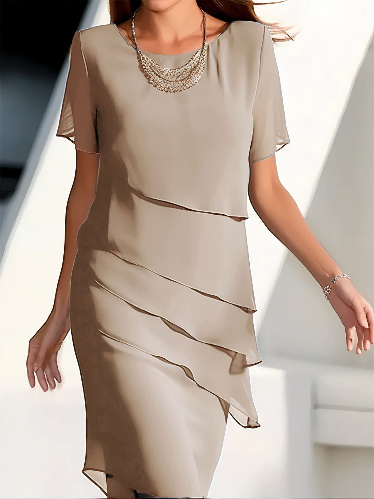 Robe plissée élégante beige, manches courtes, encolure ronde, volant asymétrique