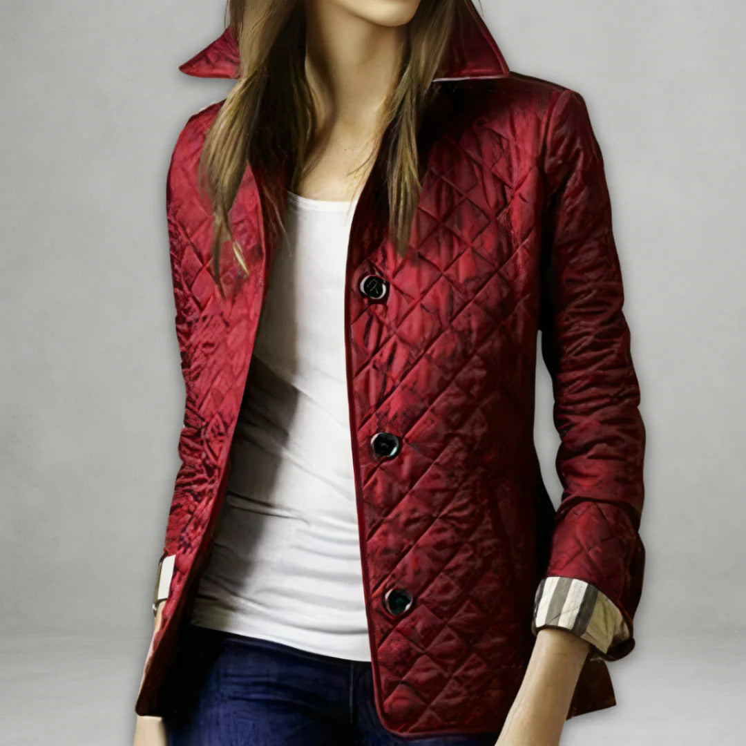 Veste légère matelassée rouge, col simple, patte boutonnée et boutons décoratifs.
