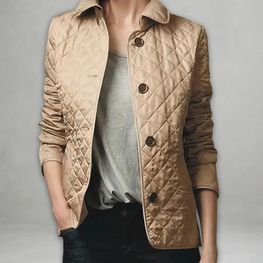 Veste légère matelassée beige, col chemise et patte boutonnée à quatre boutons.