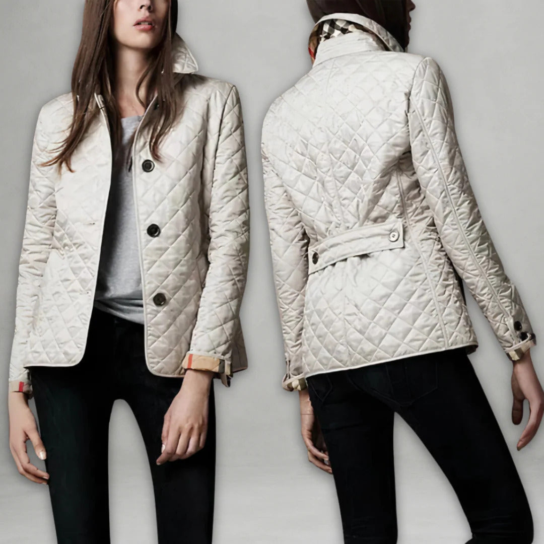 Veste légère matelassée blanche, col simple, boutons devant, ceinture boutonnée amovible.